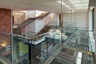 Hengende stål mezzanin med glass gulv og rammeløse glassrekkverk