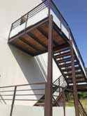 bærekonstruksjon av stålprofiler, trinn og landinger dekket med treplanker og glass rekkverk