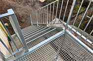 trinn av gitter rister i stål, stålrekkverk