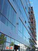 Fasadekledning med glass og Alucobond paneler installert på aluminiumsramme
