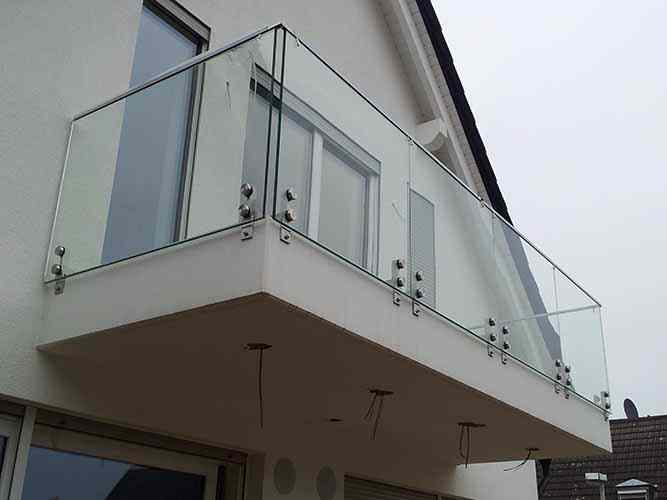 Rammeløse glass balustrade med rustfritt håndløper på balkongen.