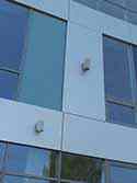 Fasadepaneler av klart og farget glass samt Alucobond
