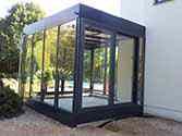 Veggen med dobbeltvinduer av klart sikkerhetsglass. Dekker med aluminiumssystemprofil